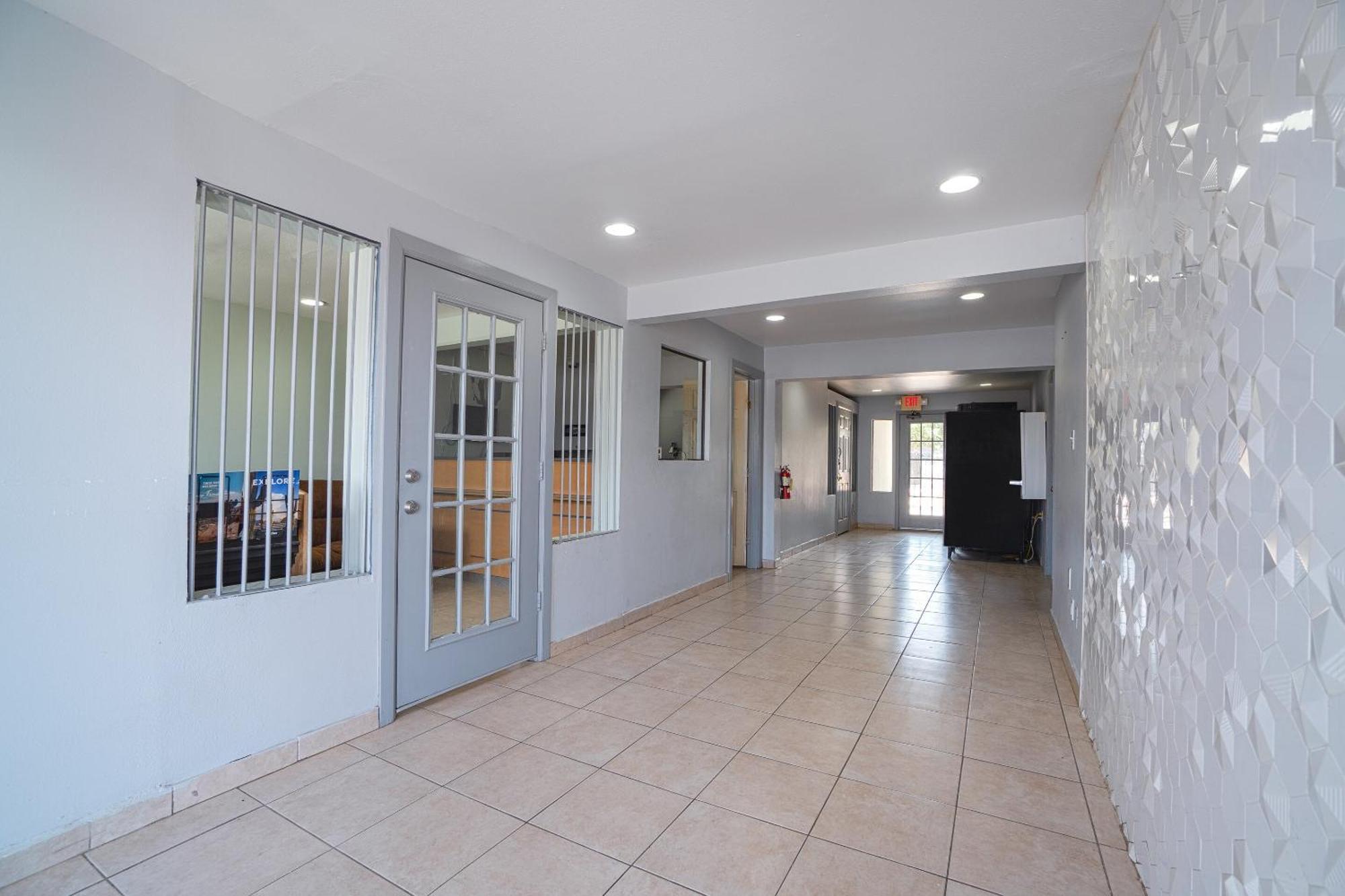 Oyo Hotel Midland Exterior photo